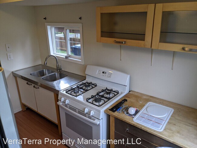 Building Photo - 1 br, 1 bath House - 725 N 101st St