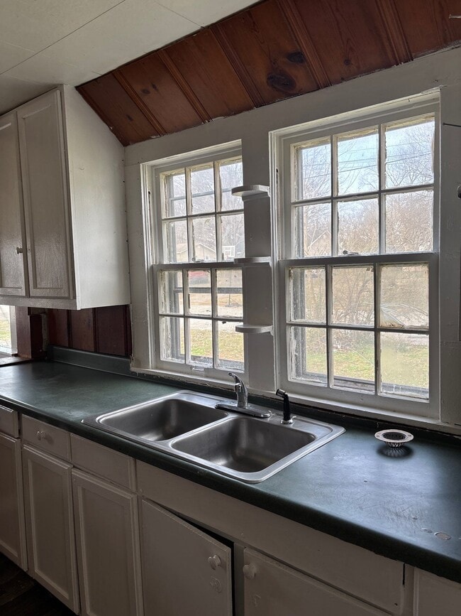 Building Photo - 513 S 19th Ave