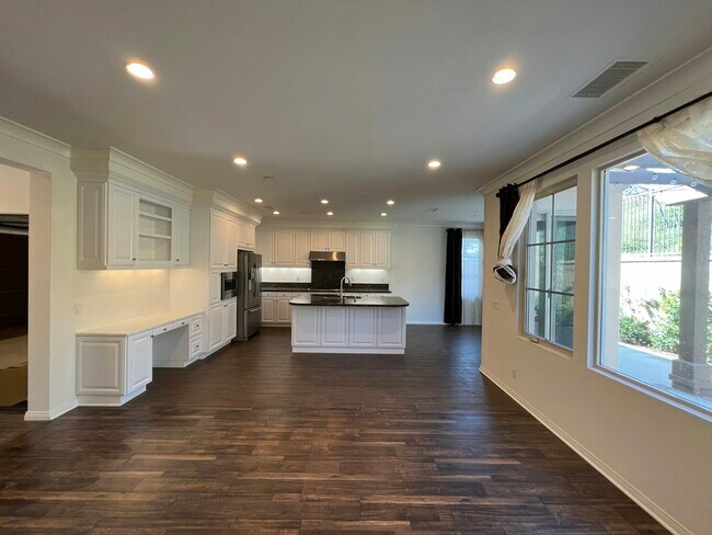 Building Photo - 65 Borghese