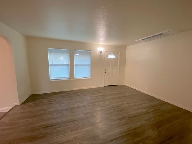 Foto del edificio - Lovely 3 Bedroom, 2 Bath House - Washer/Dryer, Dishwasher, Long Driveway, Fenced Backyard