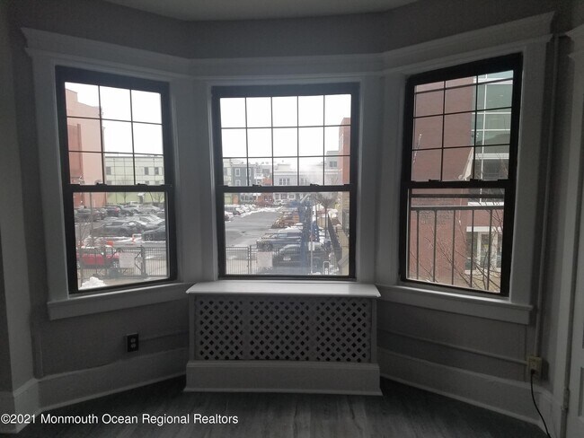 Building Photo - 611 Bangs Ave