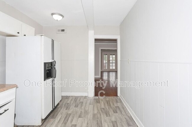 Building Photo - 3225 E 8th St