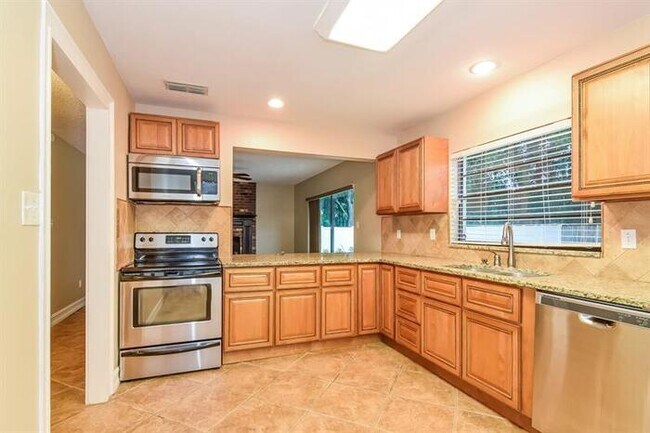 Building Photo - 5001 Melrow Ct, Tampa, FL, 33624
