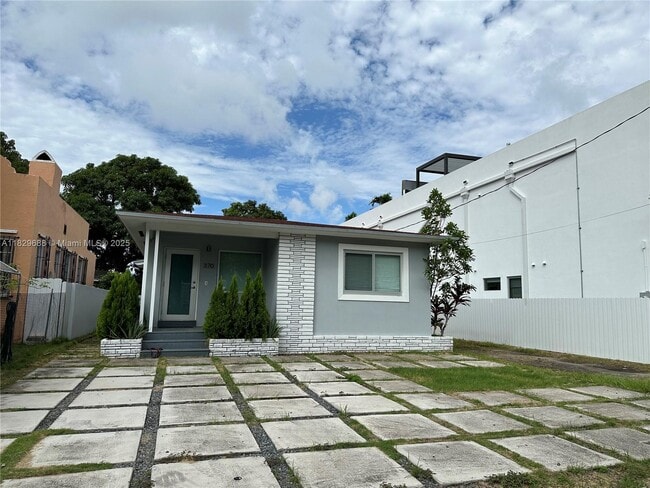 Building Photo - 370 SW 17th Rd