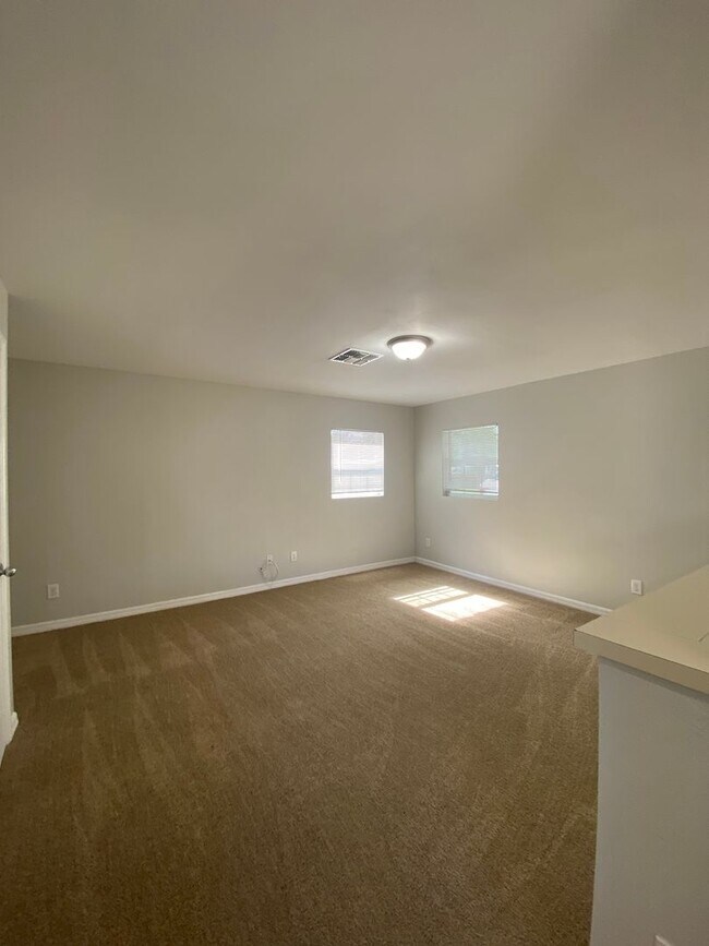 Foto del edificio - Spacious 2 bedroom, 2 bath duplex located ...