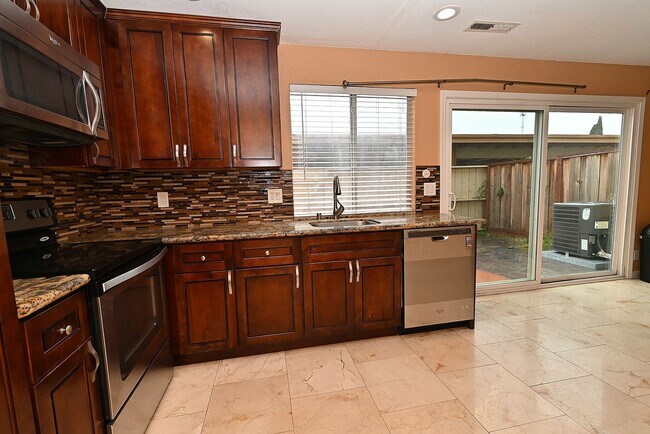 Building Photo - $2,990/ 3br - 1.5 bath - 1166sq ft2 - $2,9...
