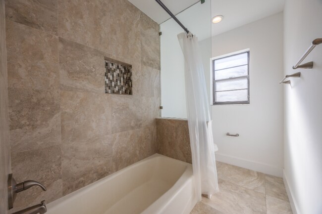 Foto del edificio - 22352 Martella Ave