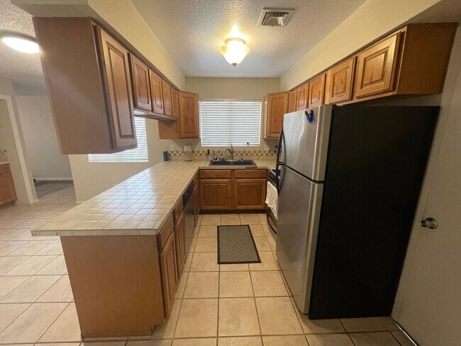 Foto del edificio - Cute Condo located in Sunset Mesa for Rent!
