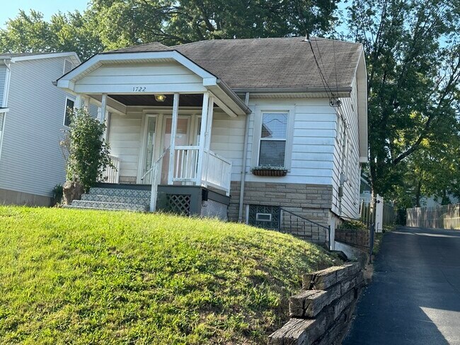 Foto del edificio - Charming Home 2 Bedroom 1 Bath Home In Krkwood, Mo.