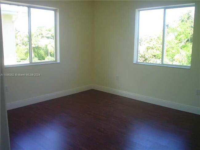 Building Photo - 2880 Pine Tree Dr