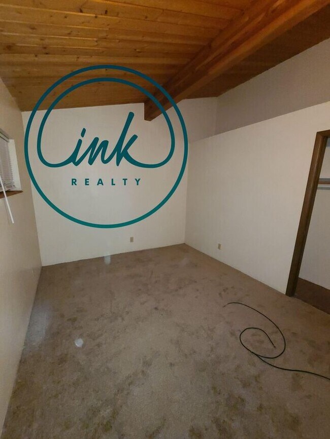 Building Photo - 2 bed 1 Bath Duplex Unit $1,100 a month