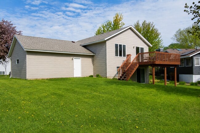 Foto del edificio - Bright 4BR on Corner Lot in SW Rochester