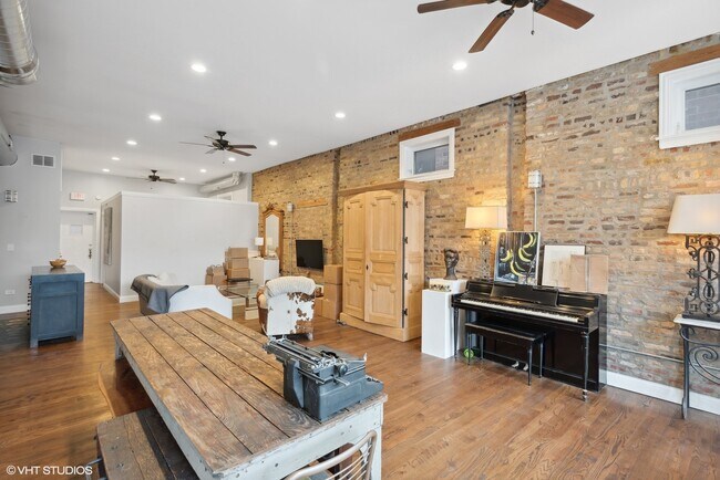 Foto del edificio - 3330 W Irving Park Rd