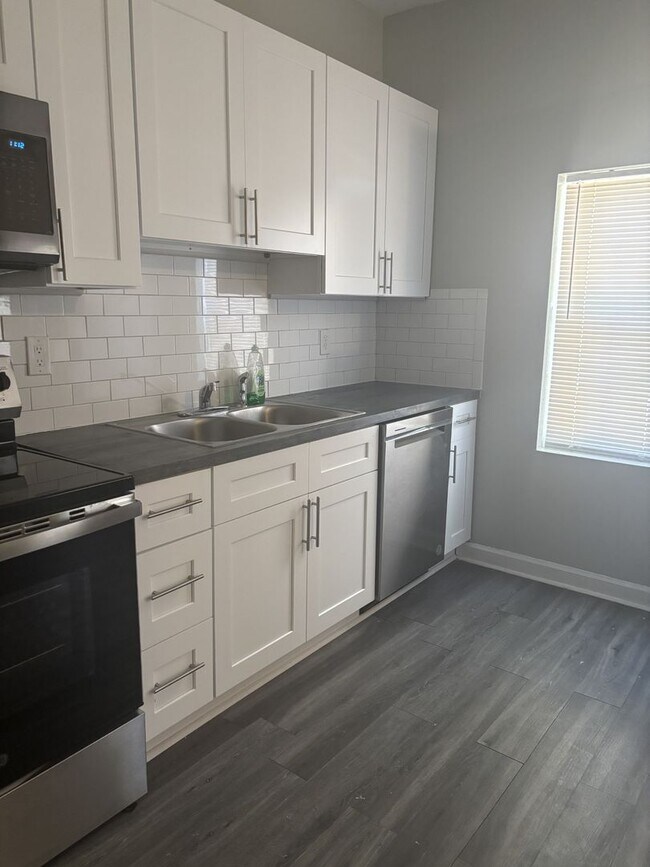 Foto del edificio - Cozy Two Bedroom, 1 Bath (Plus Bonus room) Home - Across the Street from the Set at FAMU!