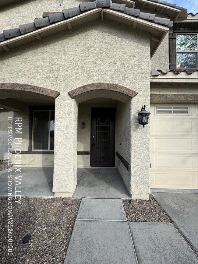 Building Photo - Open concept 4 bed / 2.5 bath home with NE...