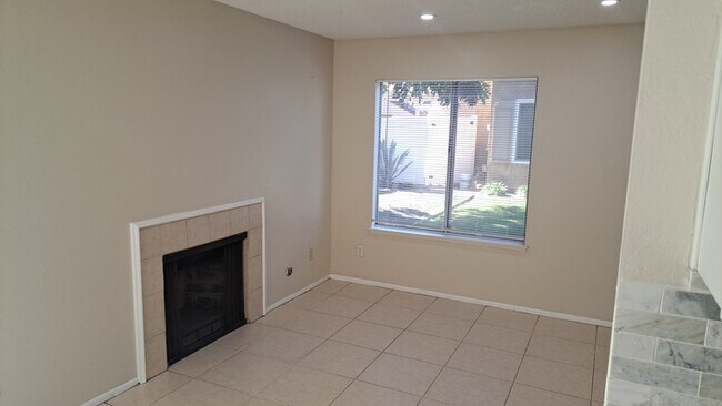 Building Photo - Beautiful 2 Bedroom 1.5 Bath Condo with Br...