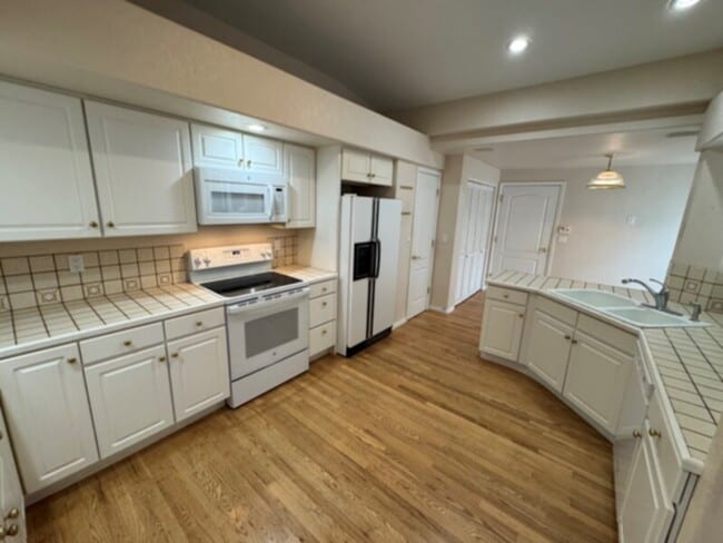Building Photo - Spacious townhome with mountain views, clo...