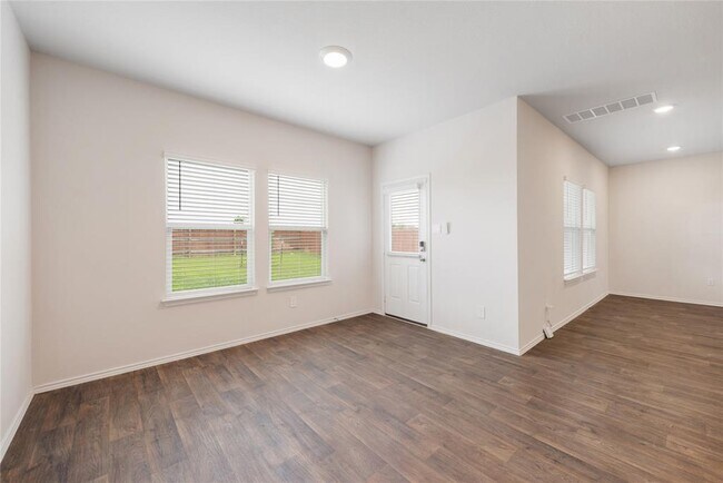 Foto del edificio - 321 Sandringham Lp