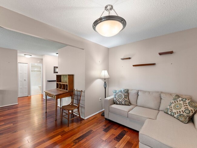Building Photo - This beautiful 1 bed, 1 bath condo with ov...