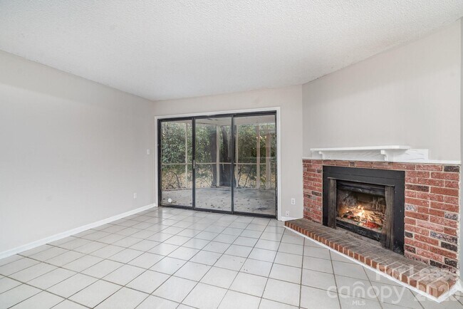 Foto del edificio - 8005 Horse Chestnut Ln