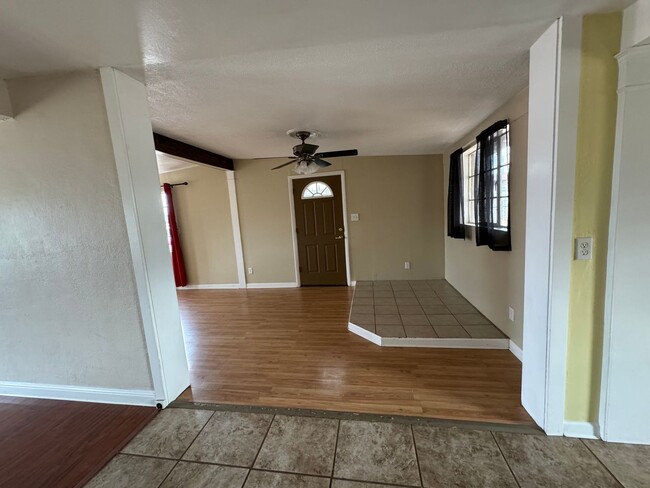 Building Photo - 3BR/1.5BA/1CP, 1462 sq.ft. rental in Sierr...