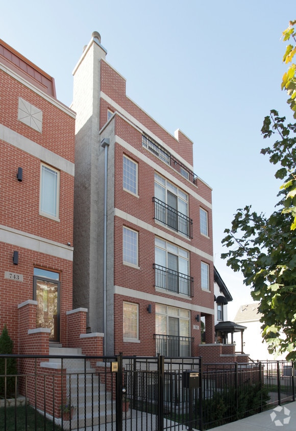Building Photo - 741 E 40th St