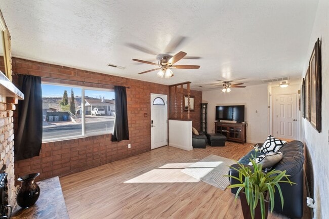 Building Photo - Charming 3 Bedroom Home Plus Casita