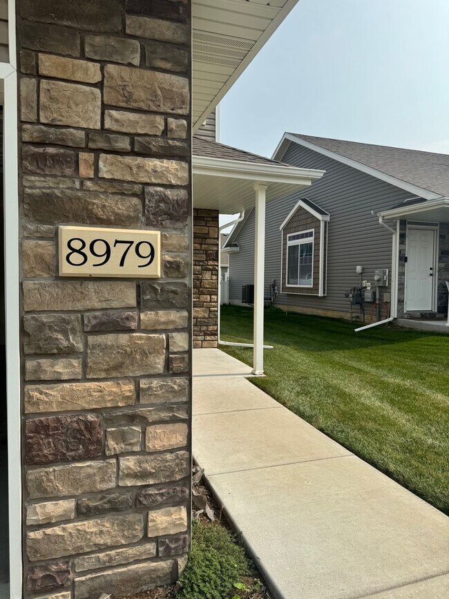 Foto del edificio - Spacious 3-Bedroom Townhome in Prairie Vil...