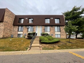 Building Photo - 202 S Waters Edge Dr
