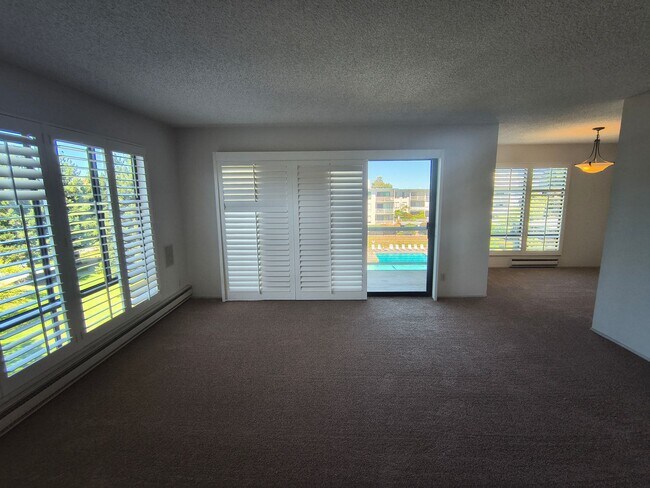 Foto del edificio - 1 BEDROOM / 1 BATH CONDO AVAILABLE AT WATERGATE COMPLEX IN EMERYVILLE!!!