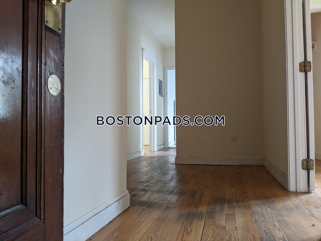 Primary Photo - 1209 Boylston St