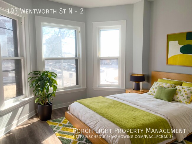 Photo du bâtiment - Beautiful and Renovated 2 bedroom with parking and laundry