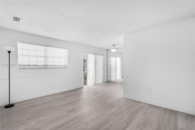 Building Photo - 1090 NW 24th Ct