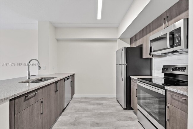 Photo - 400 NW 112th Ave (Doral, FL) Apartment