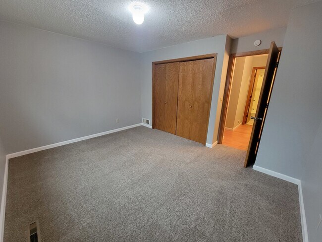 Building Photo - Townhome for Rent in Fridley MN