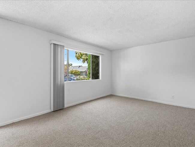 Building Photo - 2210 Gaviota Ave