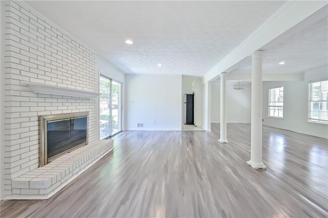 Foto del edificio - 5130 Happy Hollow Rd