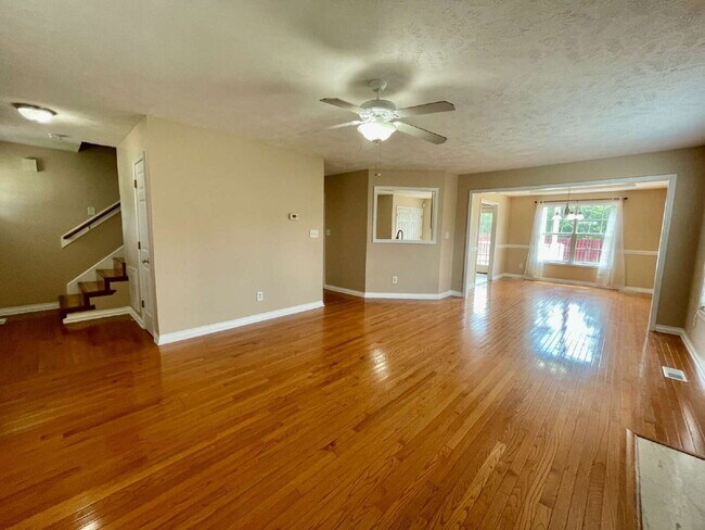 Foto del edificio - Spacious 4-Bed Haven With 2.5 Baths In Fay...