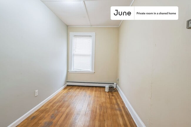 Building Photo - Room in Shared 4 bed/1 bath home