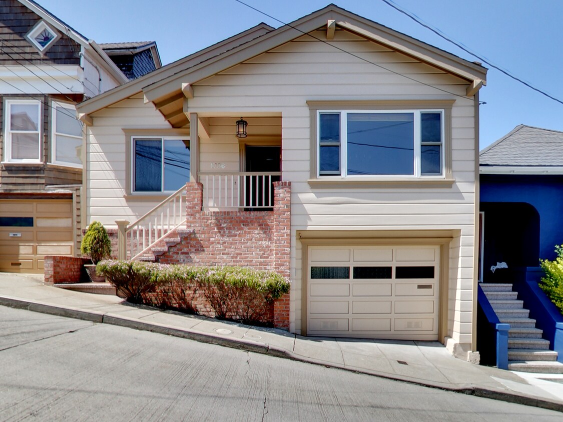 Primary Photo - Modern 2-Bedroom with In-Home Laundry, Gar...