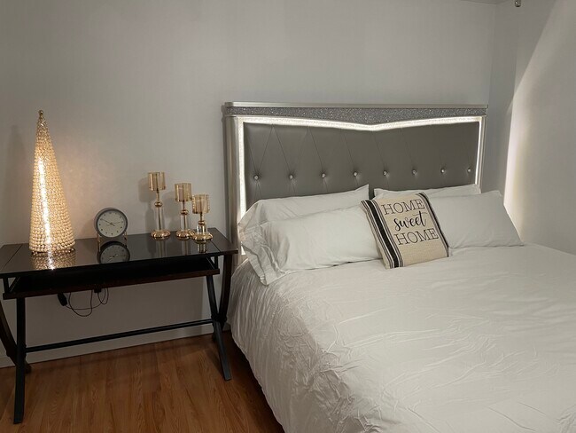 Bedroom 1 - Queen - $1000/month - 3157 Annandale Rd