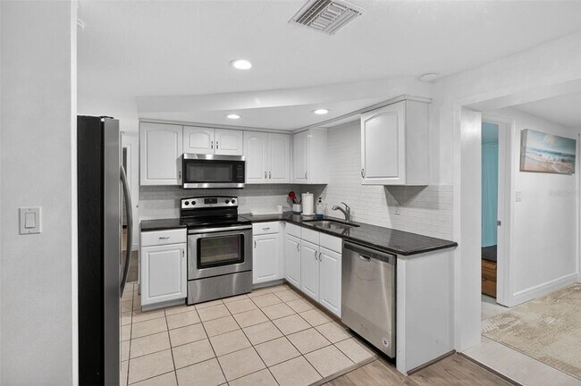 Building Photo - 3214 Huntington Rd