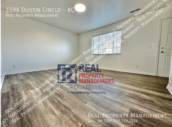 Building Photo - 3 bed 1.5 Bath Townhouse- 2 car garage