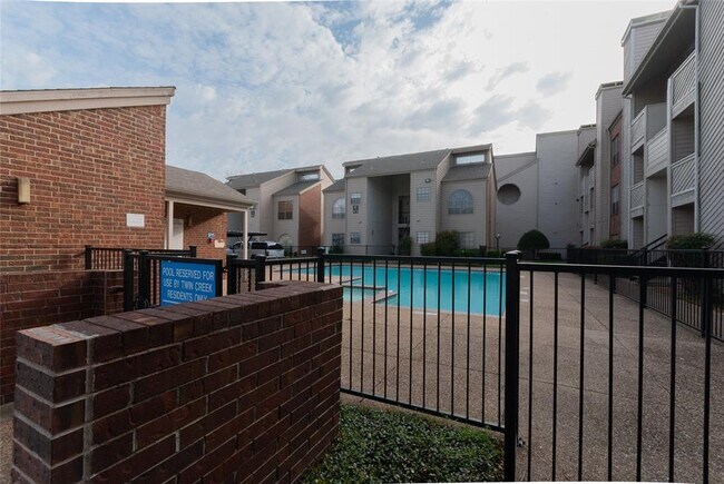Foto del edificio - 9747 Whitehurst Dr