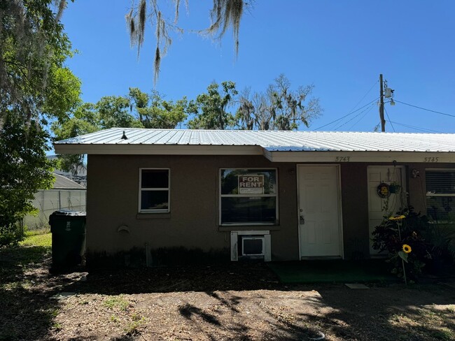 Building Photo - Nicely Updated 1BR/1BA Duplex