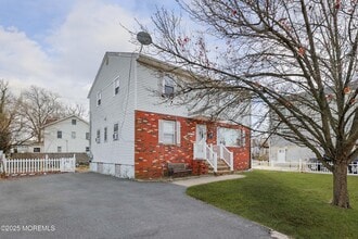 Building Photo - 22 Commodore Ave