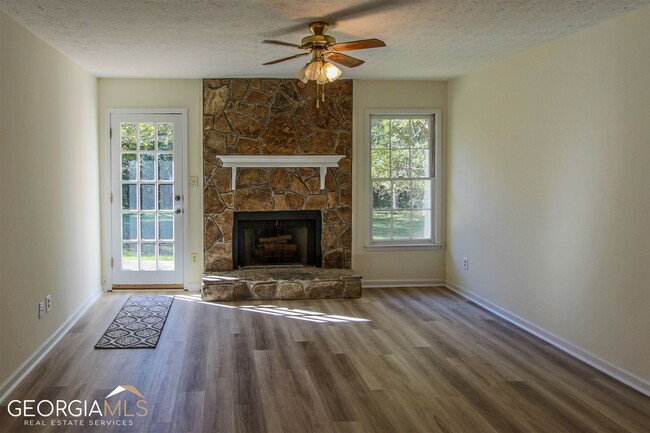 Building Photo - 211 Meadow Ct