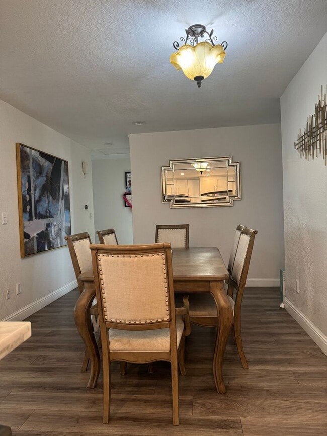 Foto del edificio - Spacious 3 Bedroom 2 Bath with a Den and Fireplace!