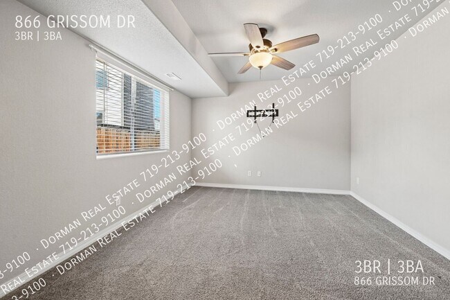 Photo - 866 GRISSOM DR- House