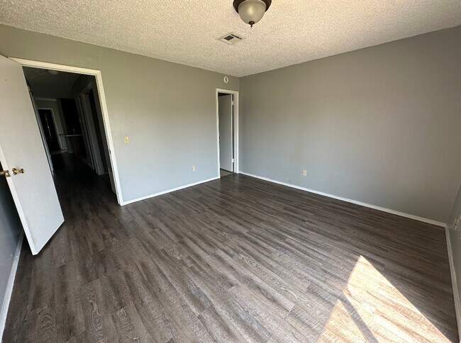 Building Photo - 106 Brookview Dr
